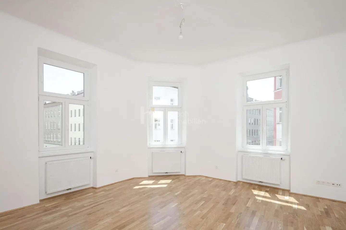 Apartment with old building charm and elevator tenanted until 2028 near the main train station
