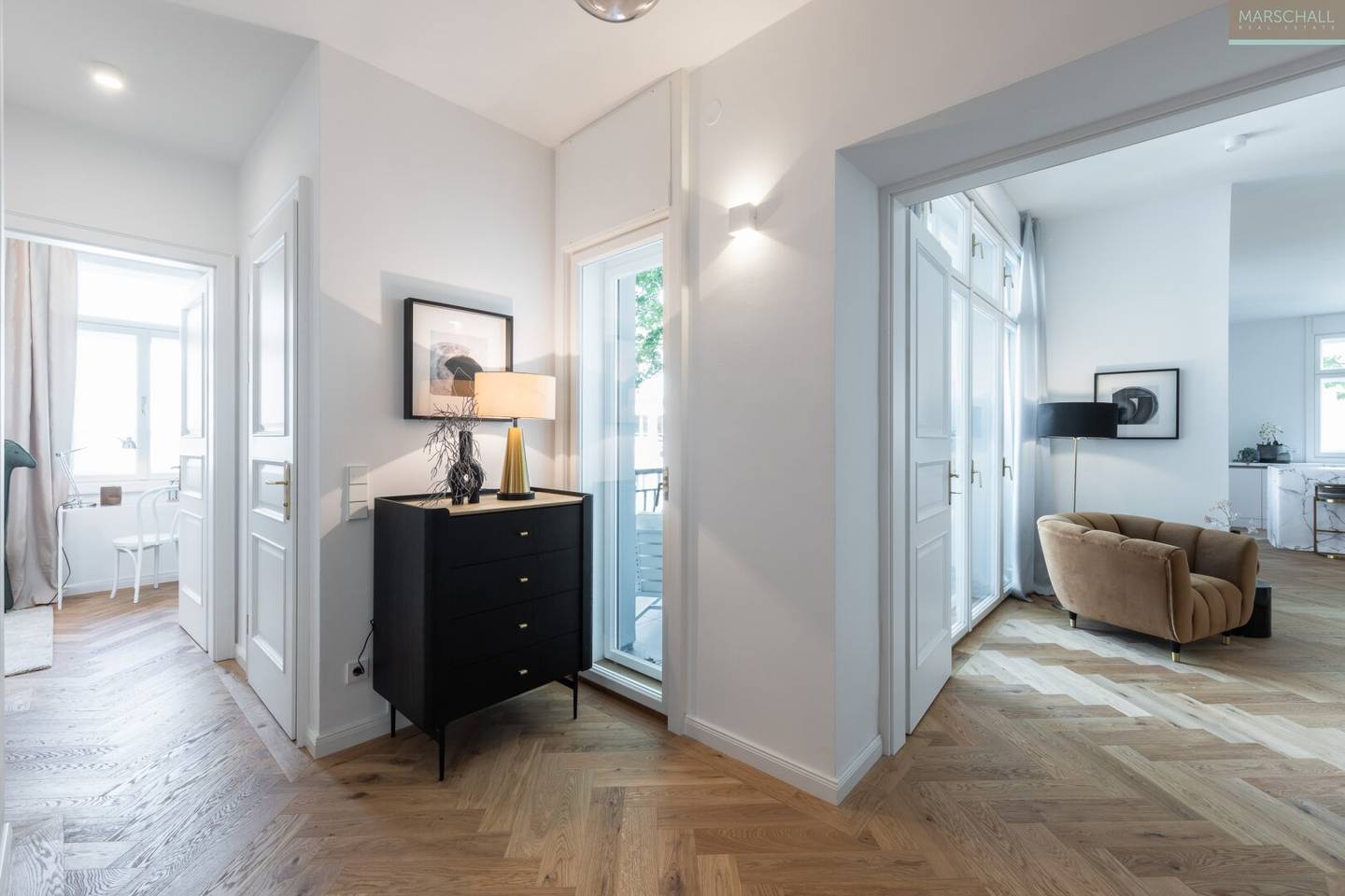 Apartment with terrace in stylish prewar building in top location