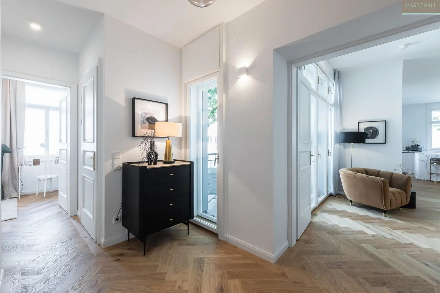 Apartment with terrace in stylish prewar building in top location