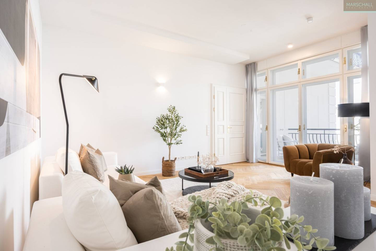 Apartment with terrace in stylish prewar building in top location