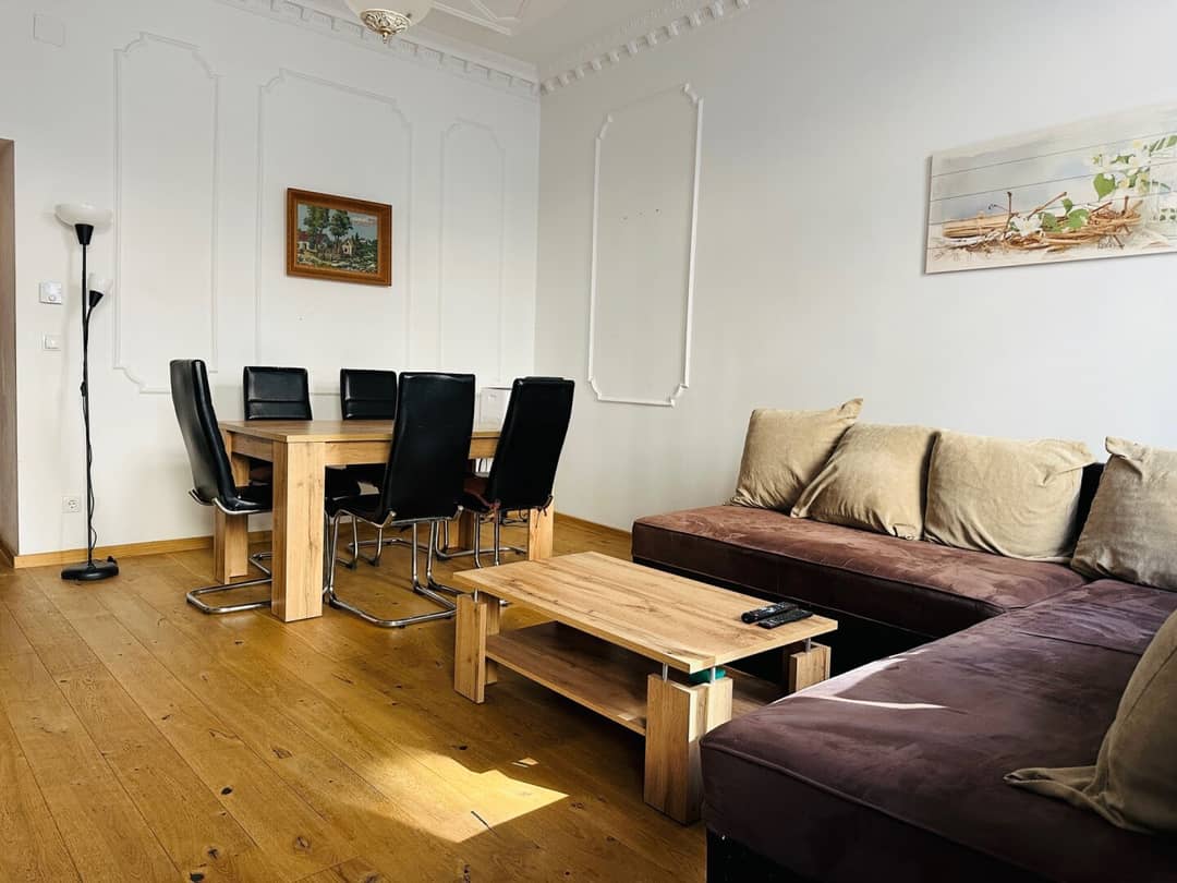 Vollsanierte Altbauwohnung mit Aufzug und Einbauküche