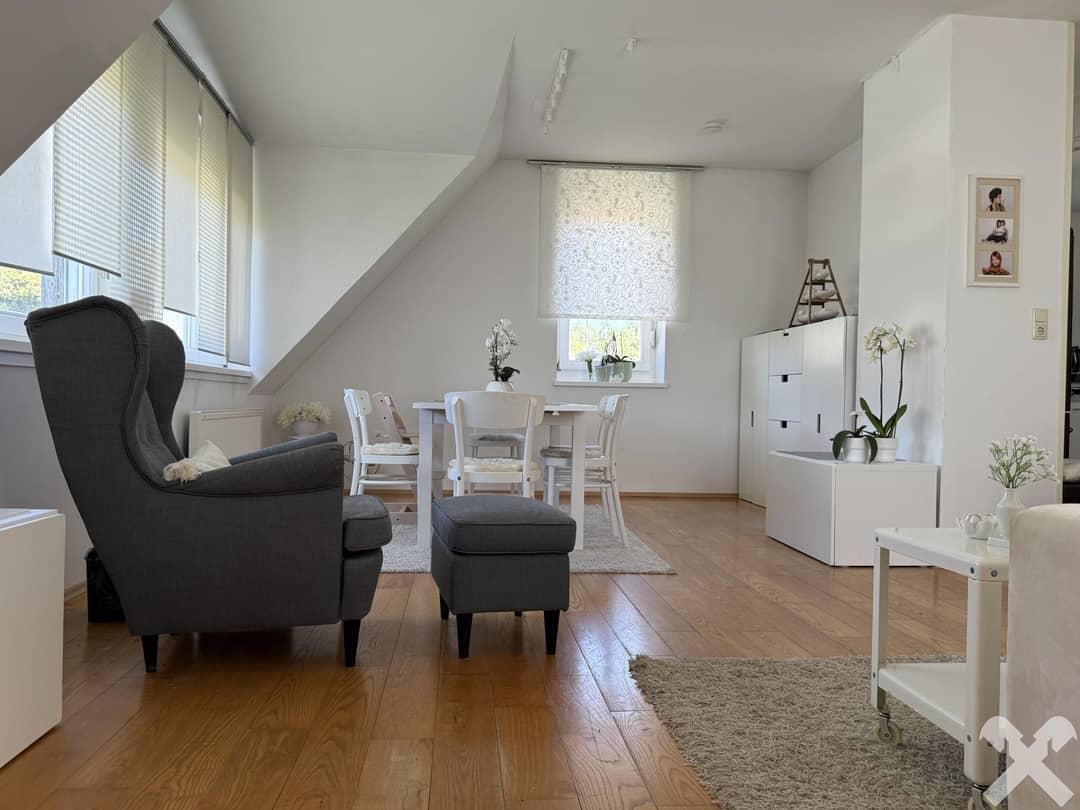 Dachgeschosswohnung mit Waldrandlage und Loggia