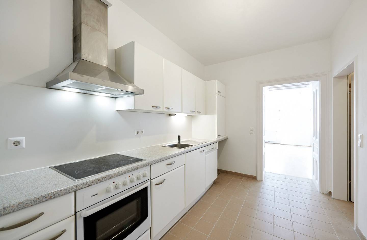 Apartment in an old building with inner courtyard near Neubaugasse