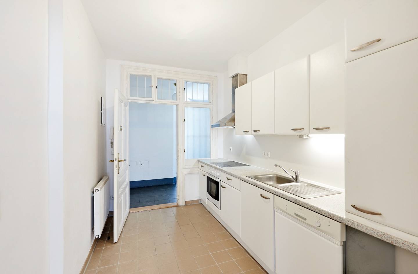 Apartment in an old building with inner courtyard near Neubaugasse