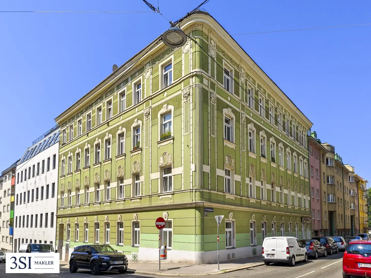 Building-permitted raw attic in well maintained corner property near Hütteldorfer Straße and Hanuschkrankenhaus