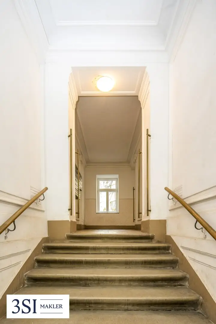Building-permitted raw attic in well maintained corner property near Hütteldorfer Straße and Hanuschkrankenhaus