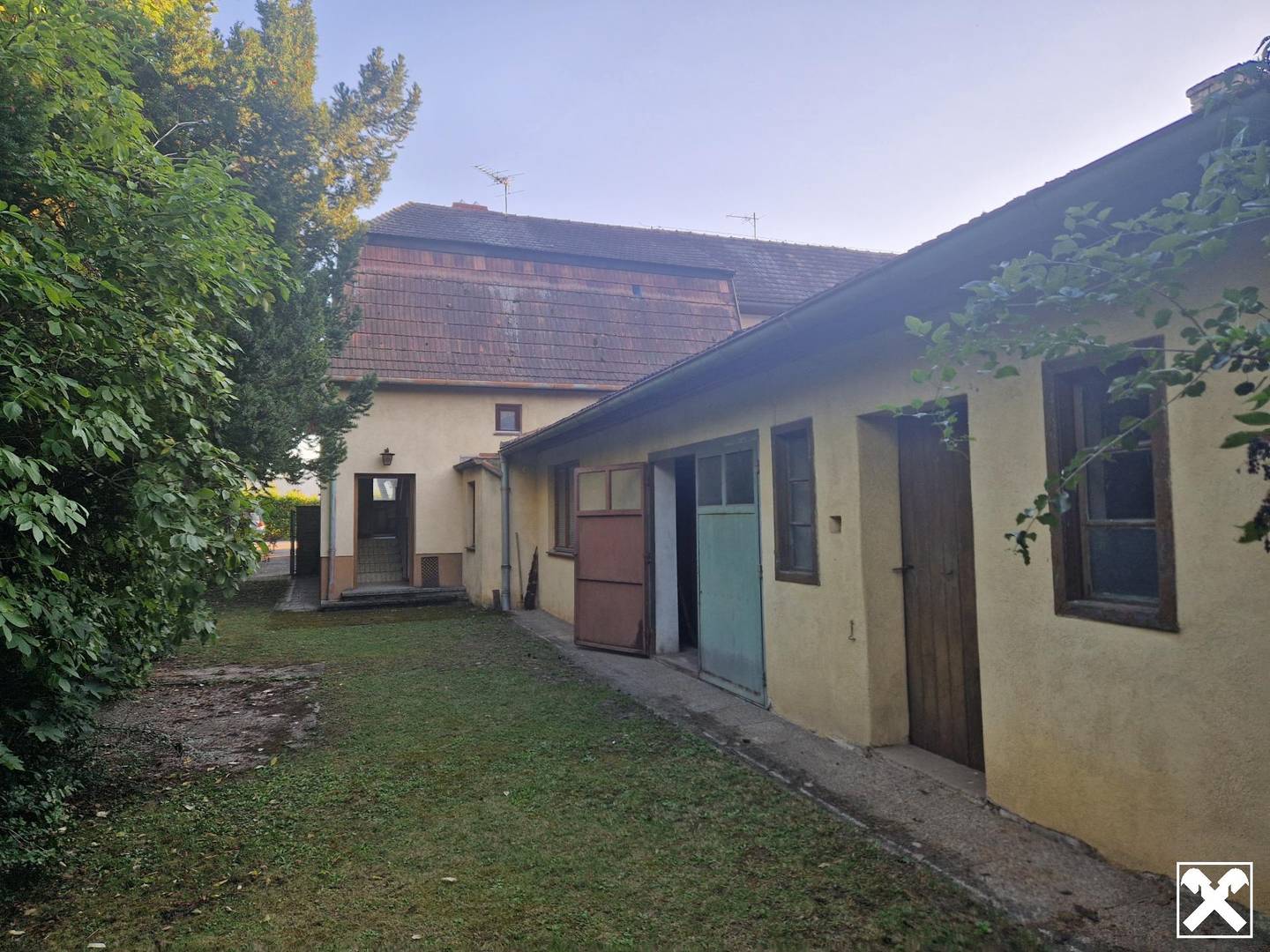 SANIERUNGSBEDÜRFTIGES LANDHAUS MIT TRAUMHAFTEM GARTEN SAMT ALTBAUMBESTAND IN ALLERBESTER WOHN- UND ZENTRUMSLAGE VON KIRCHBERG AM WAGRAM