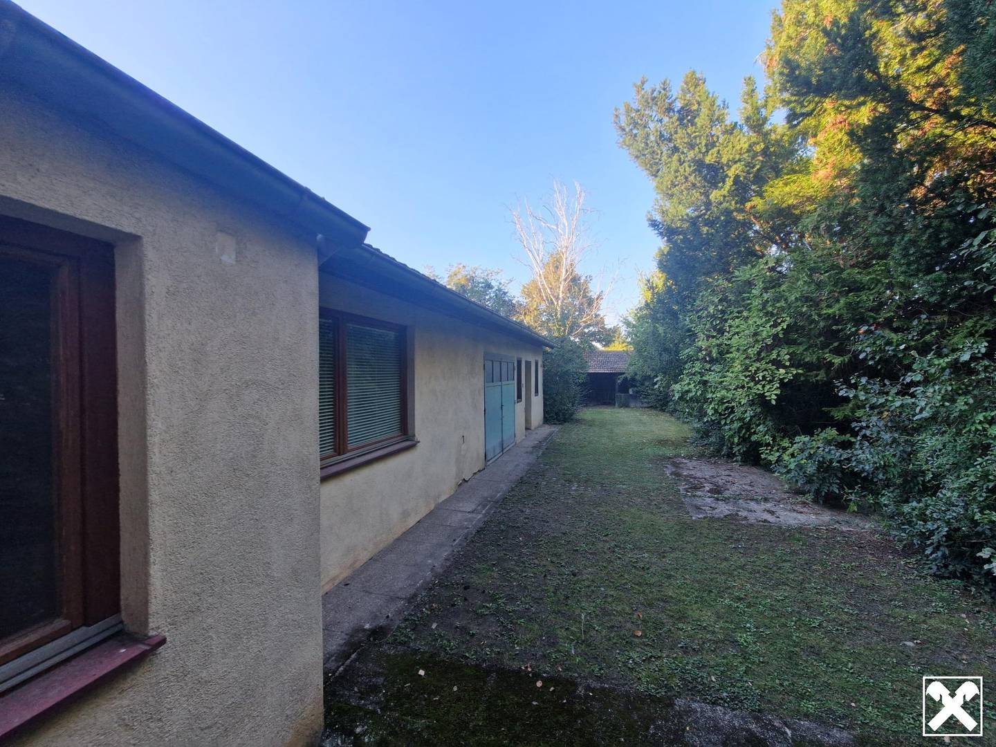 SANIERUNGSBEDÜRFTIGES LANDHAUS MIT TRAUMHAFTEM GARTEN SAMT ALTBAUMBESTAND IN ALLERBESTER WOHN- UND ZENTRUMSLAGE VON KIRCHBERG AM WAGRAM