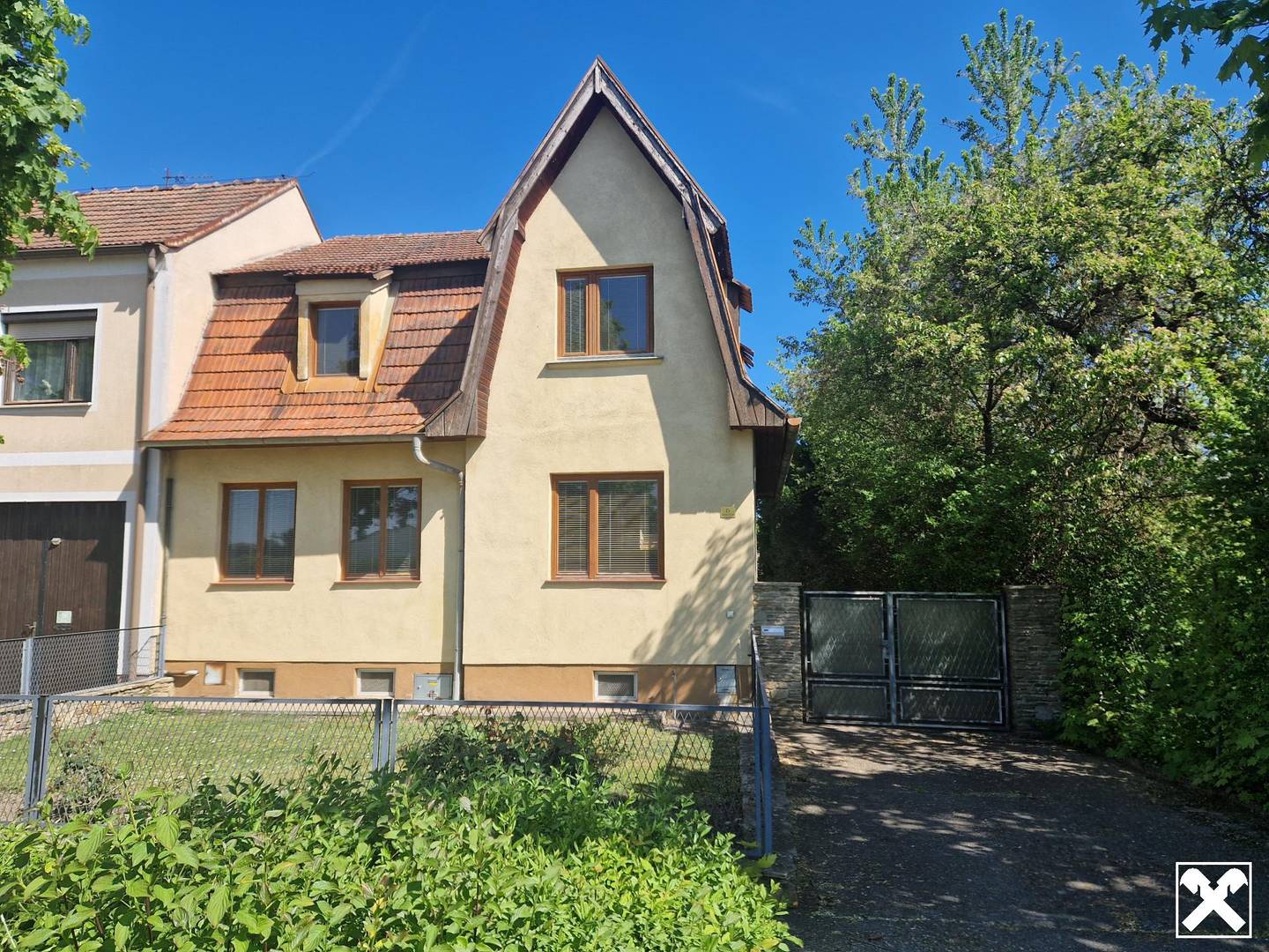SANIERUNGSBEDÜRFTIGES LANDHAUS MIT TRAUMHAFTEM GARTEN SAMT ALTBAUMBESTAND IN ALLERBESTER WOHN- UND ZENTRUMSLAGE VON KIRCHBERG AM WAGRAM