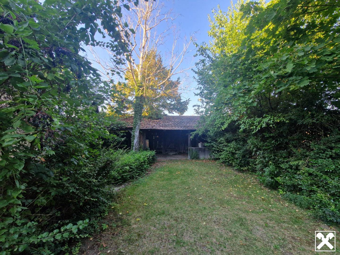 SANIERUNGSBEDÜRFTIGES LANDHAUS MIT TRAUMHAFTEM GARTEN SAMT ALTBAUMBESTAND IN ALLERBESTER WOHN- UND ZENTRUMSLAGE VON KIRCHBERG AM WAGRAM