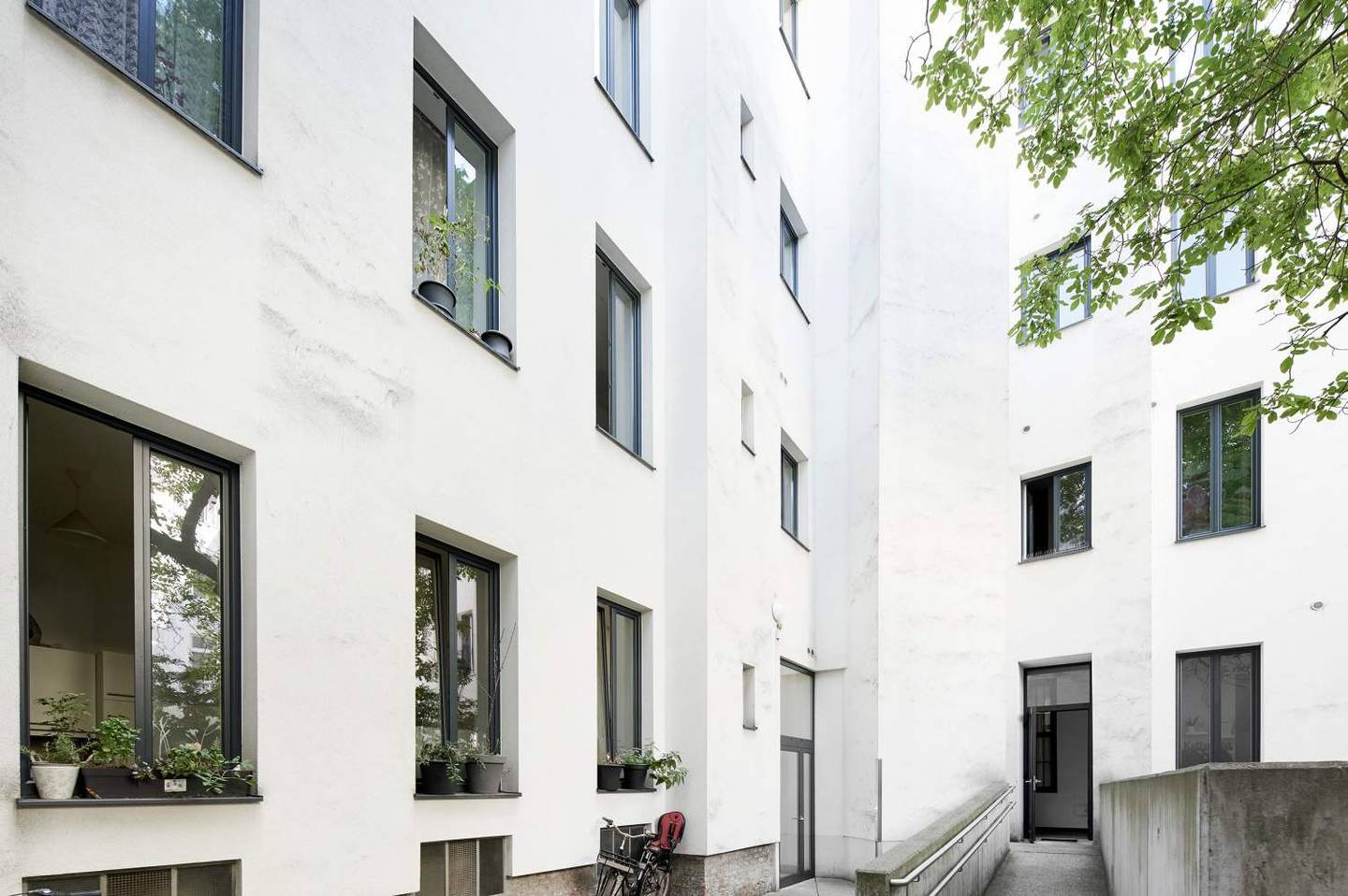 Old building apartment near U3 Schweglerstraße