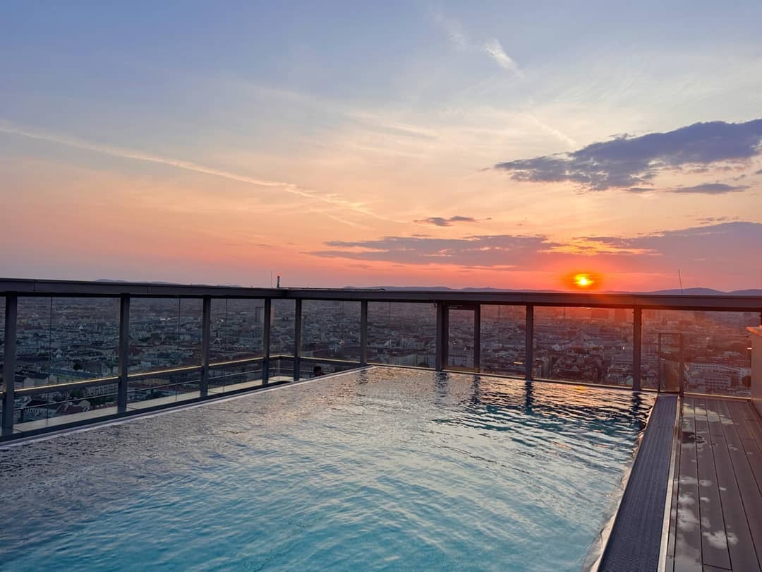 Apartment with balcony and rooftop pool near the city center