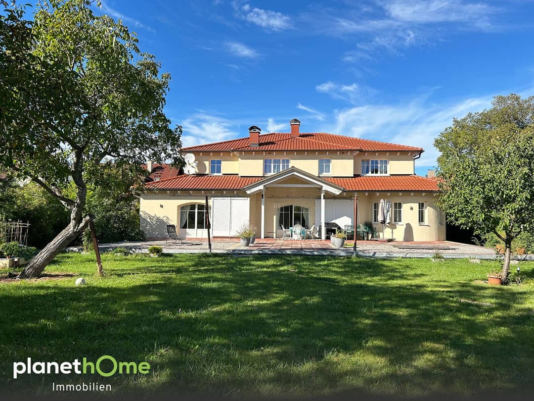 Mondäne Residenz in Bad Vöslau mit Gästehaus und 4 großen Garagen