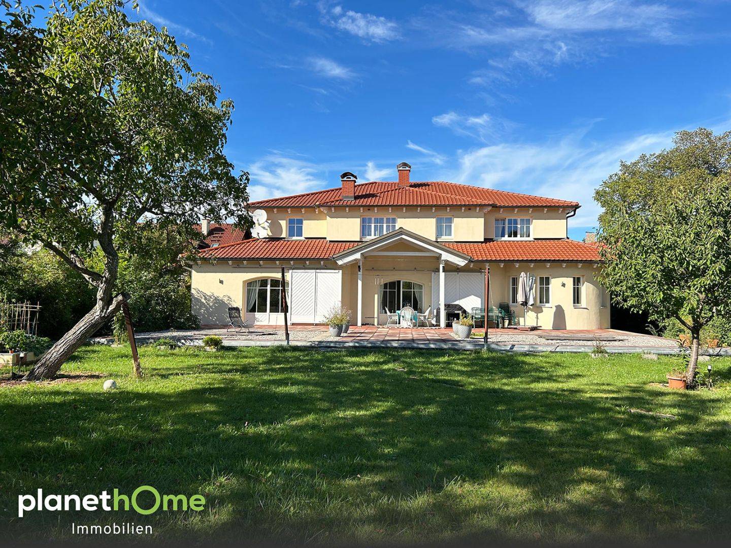 Mondäne Residenz in Bad Vöslau mit Gästehaus und 4 großen Garagen