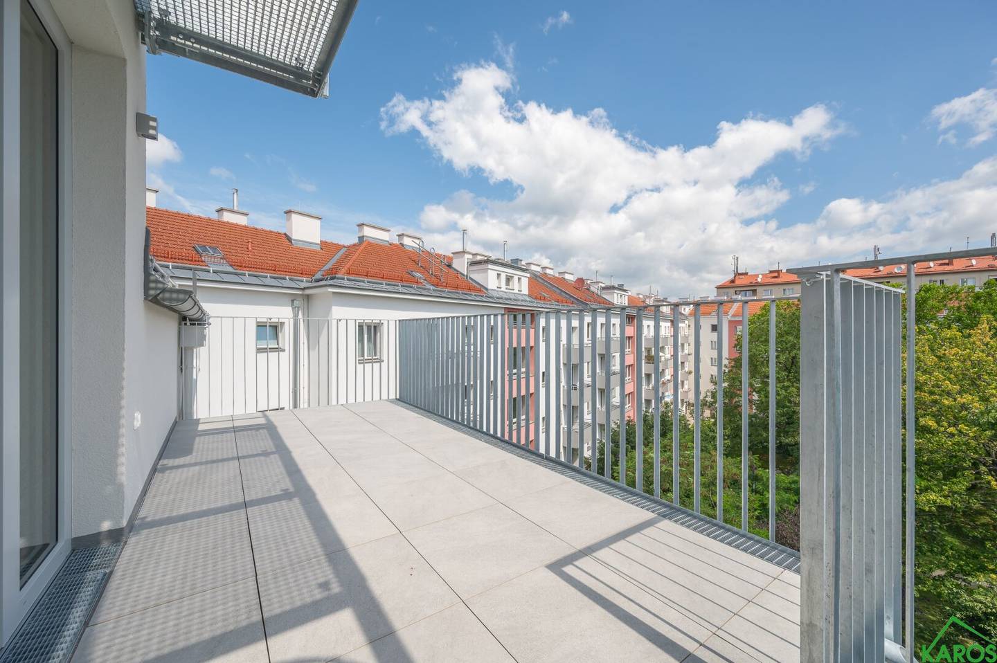 Dreamlike Attic Apartment Including Fitted Kitchen