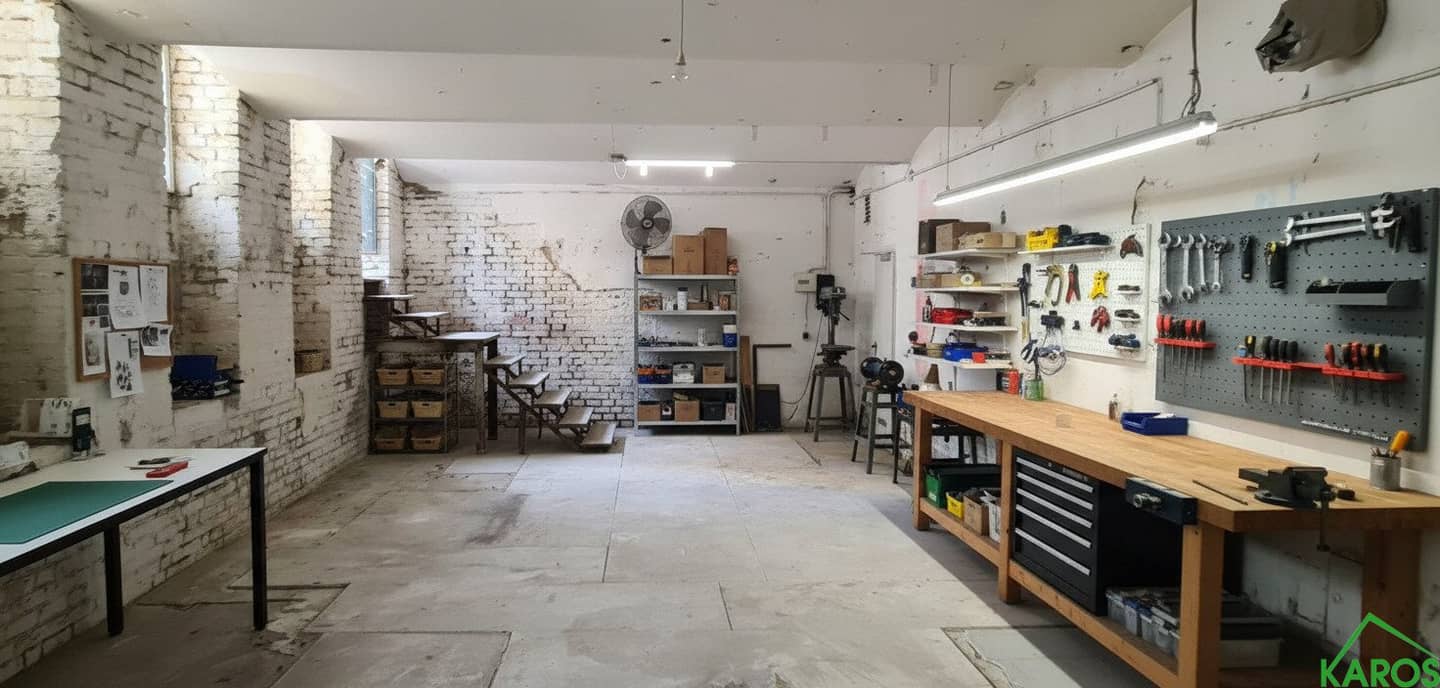 Ideal for your hobby or business: Your workshop/warehouse space in 1140 Wien, 77.04 m² for €592.55