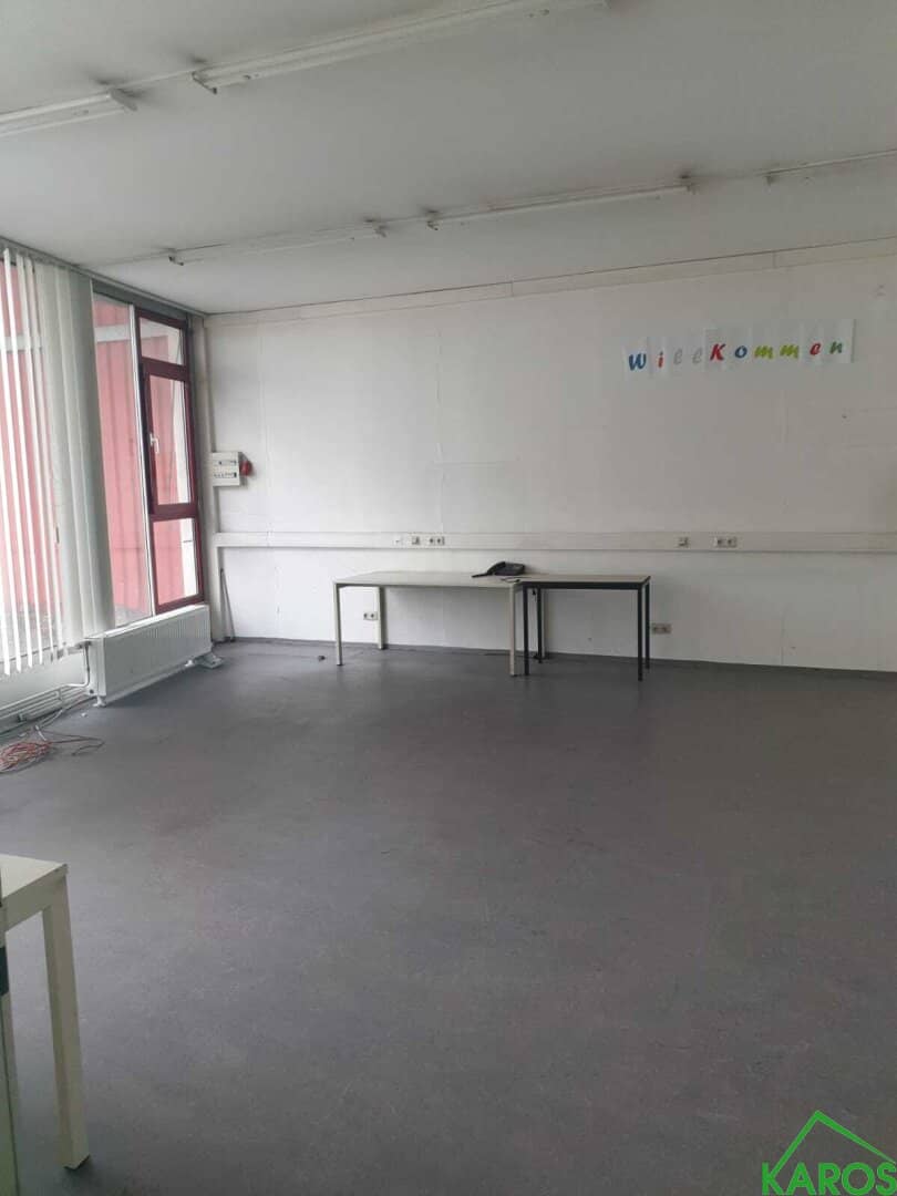 Große Lagerflächen 1.258 m² in Hetzendorf mit 14 Stellplätzen – jetzt mieten!