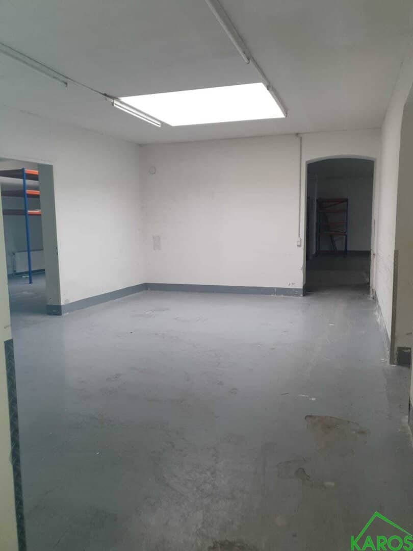 Große Lagerflächen 1.258 m² in Hetzendorf mit 14 Stellplätzen – jetzt mieten!