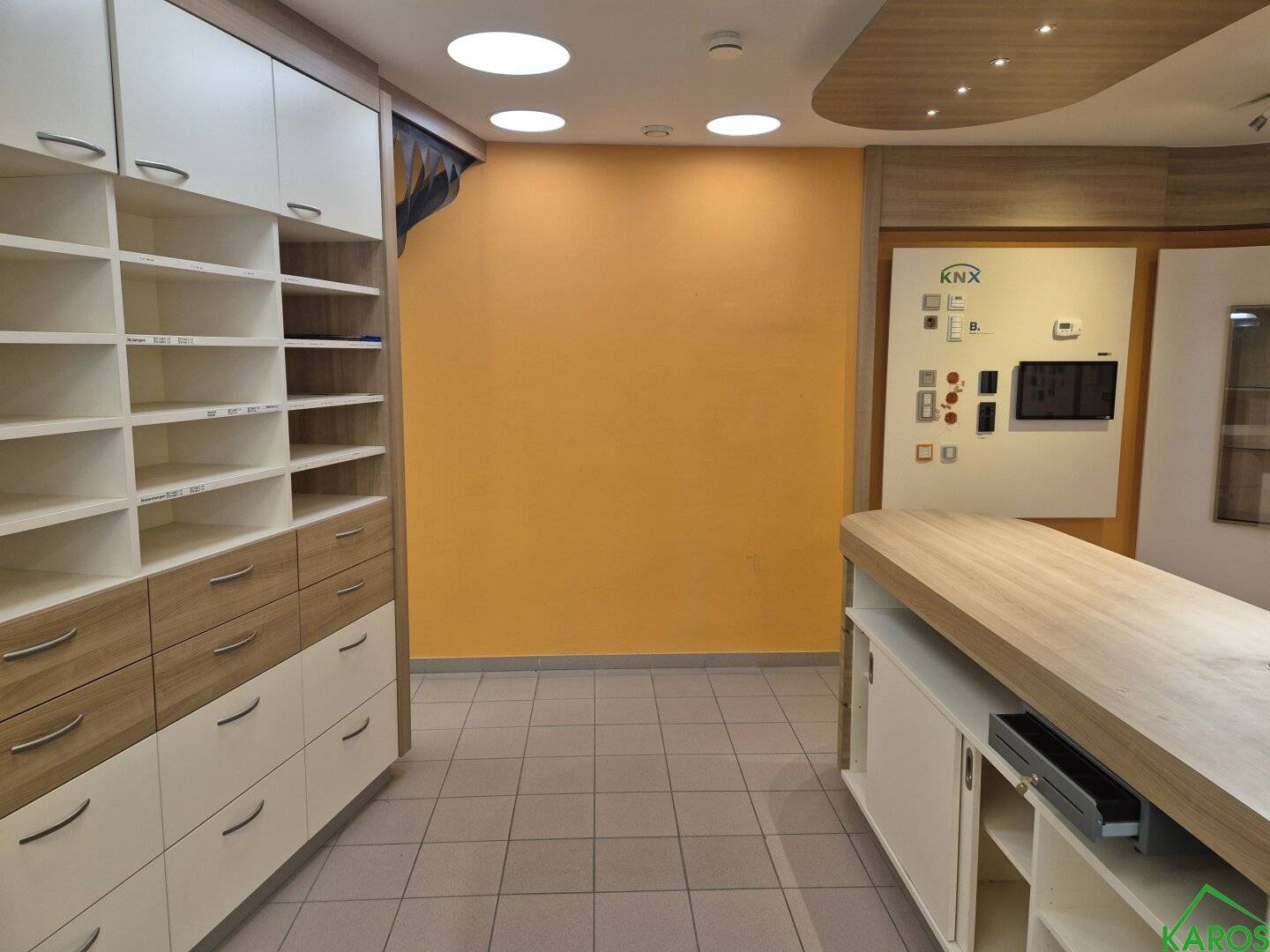 Furnished commercial premises awaiting opening","de":"EINGERICHTETES GESCHÄFTSLOKAL WARTET AUF DIE ERÖFFNUNG!"