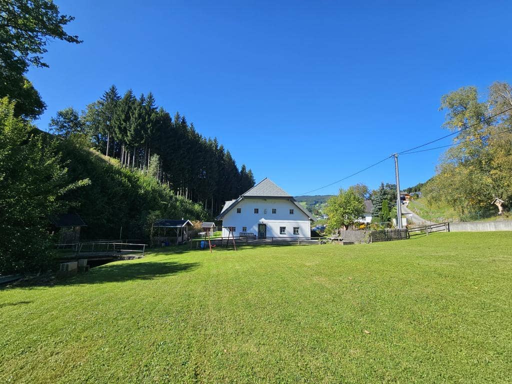 Historisches Bauernhaus in Neukirchen – 2 Wohneinheiten, 21.933 m² Grundstück