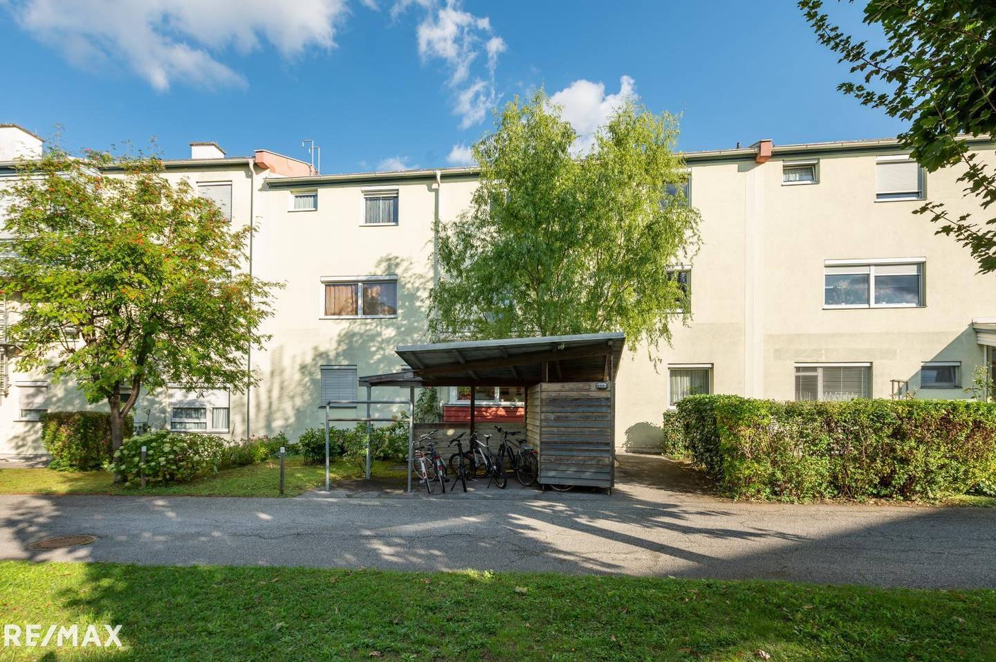 Maisonette apartment balcony and garage parking