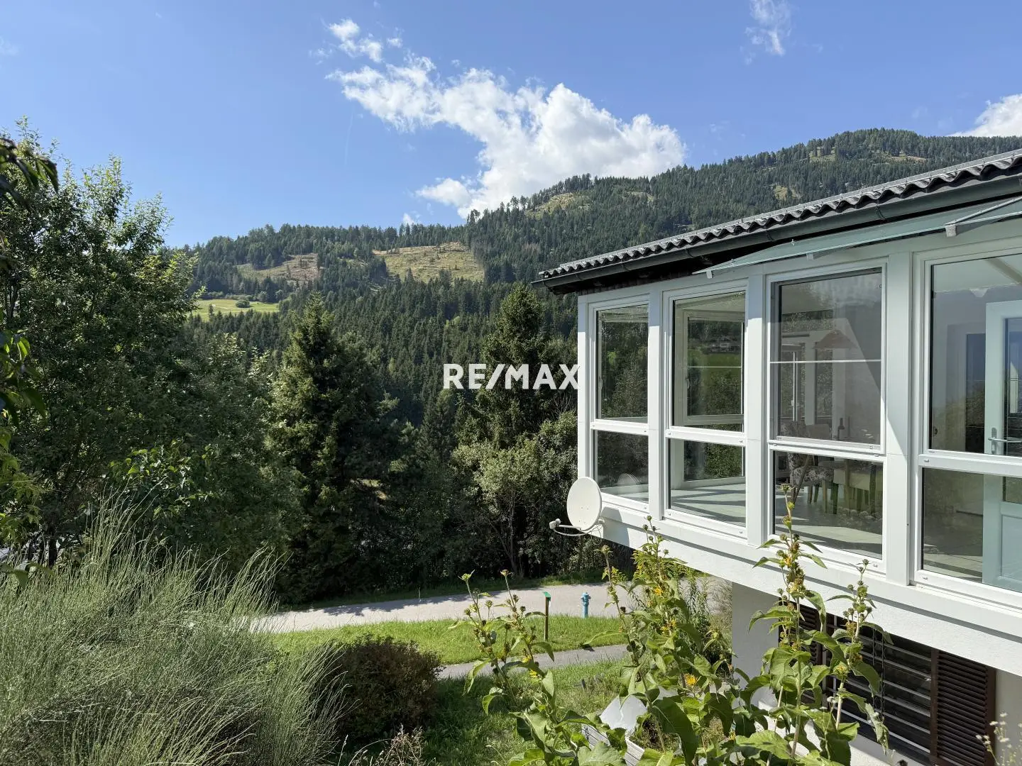 Sonnige Ferienwohnung mit Wintergarten und Garten