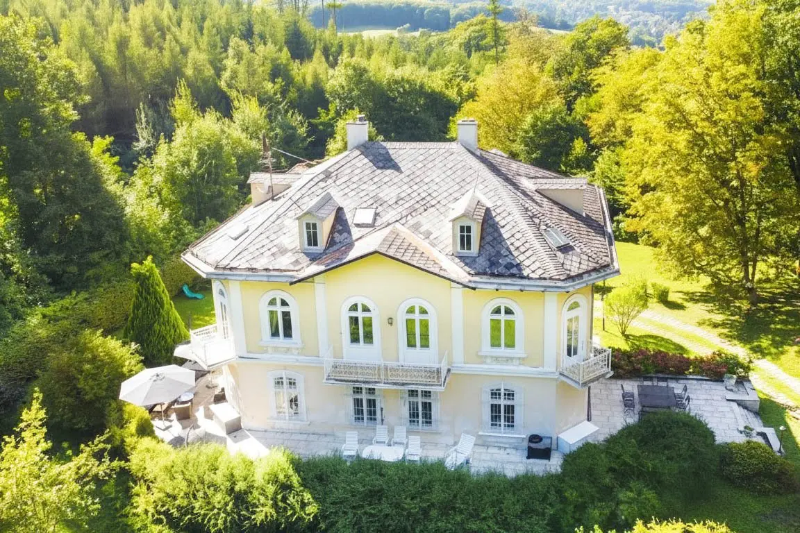 Castle-like villa on over 6,600 m² divisible building land in a unique location in Pressbaum/Pressbaum's location (note: keep proper names)