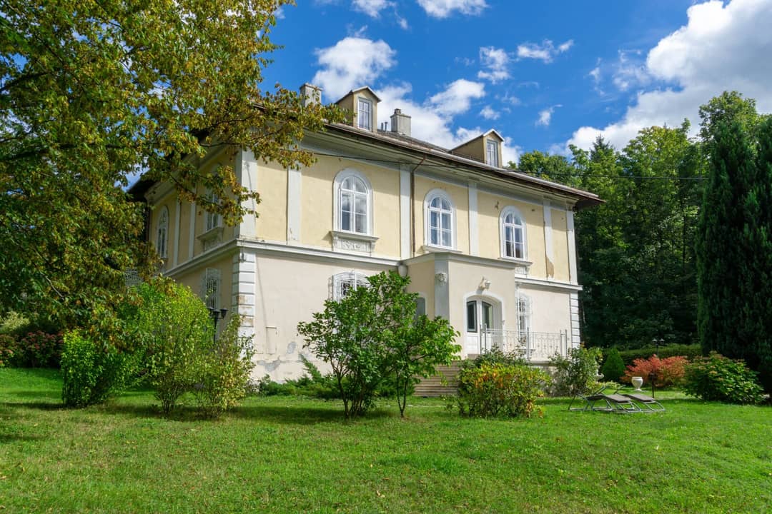 Schlossartige Villa auf 6.630 m² teilbarem Bauland in Pressbaum