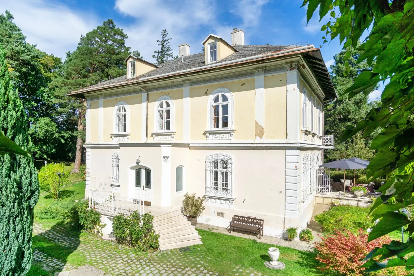 Castle-like villa on over 6,600 m² divisible building land in a unique location in Pressbaum/Pressbaum's location (note: keep proper names)
