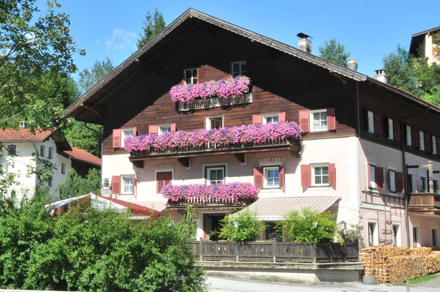 Traditionsgasthaus Breitenbach am Inn – zentral, Terrasse und Saal