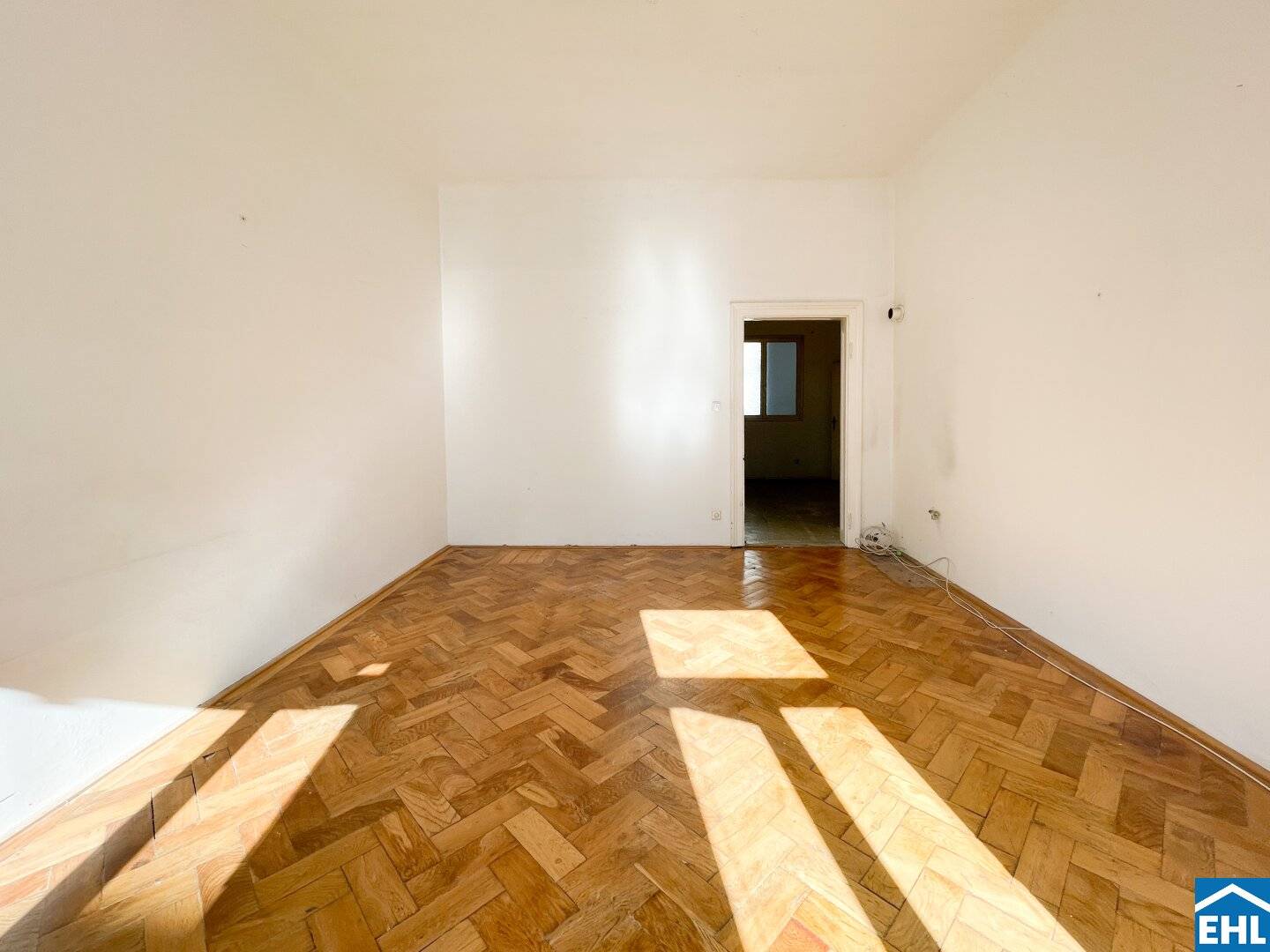 Old building apartment with design freedom near Augarten
