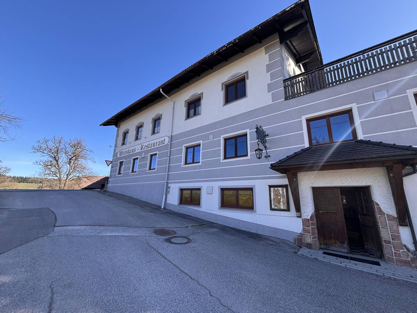 Gasthaus, Zimmer, Wohnung, großes Grundstück - Entwicklungspotential