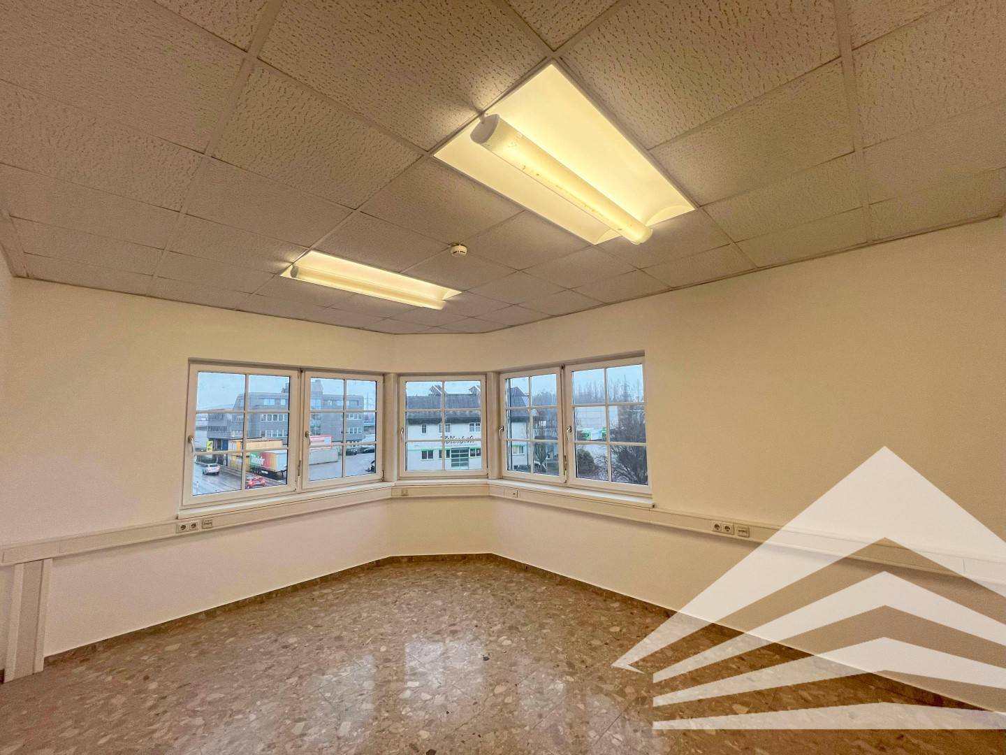 250 m² Büro mit 300 m² Lagerhalle in Steyregg! Parkplätze!