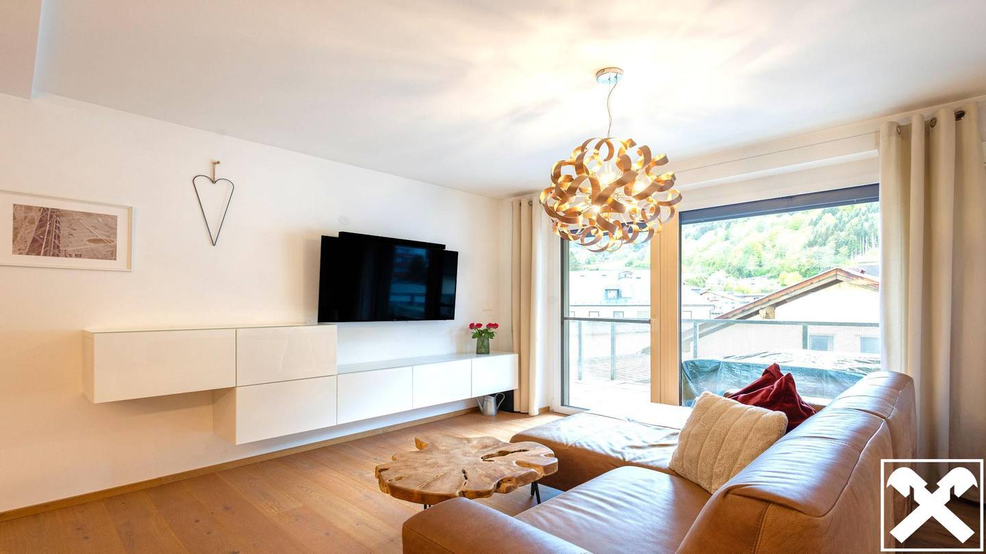 Top floor apartment central location sunny balcony lift