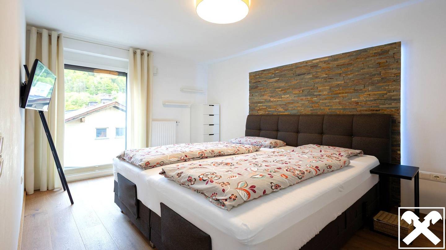 Top floor apartment central location sunny balcony lift