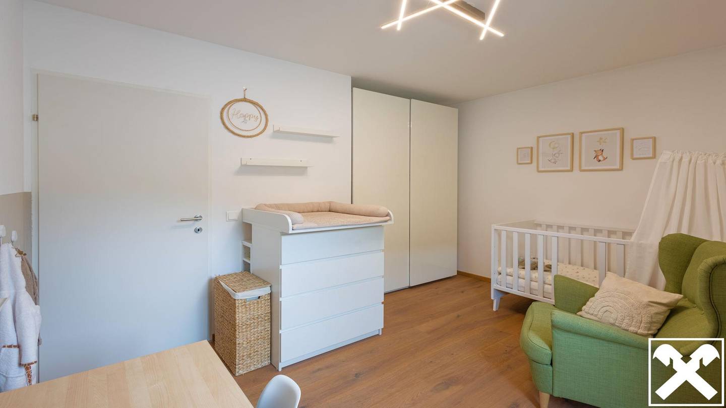 Top floor apartment central location sunny balcony lift