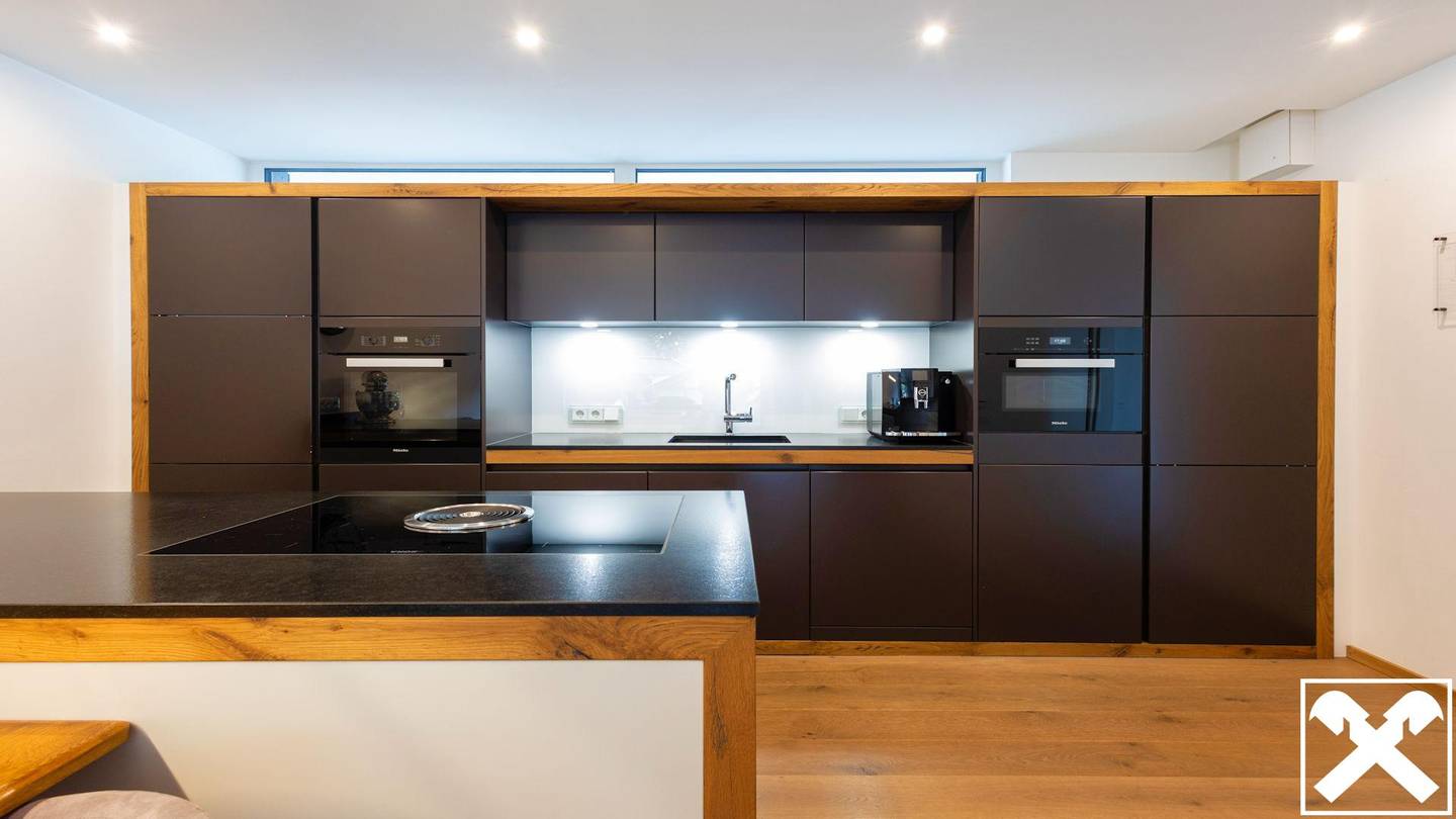 Top floor apartment central location sunny balcony lift