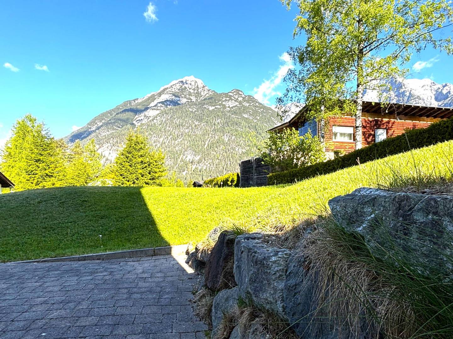 Sonnige Wohnung mit Terrasse und Bergblick