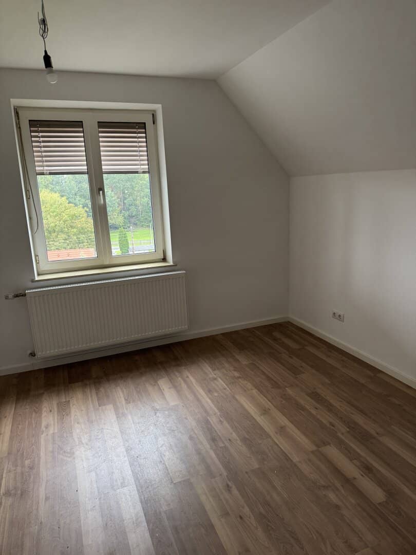 Vollsanierte Dachgeschosswohnung mit Privatgarten