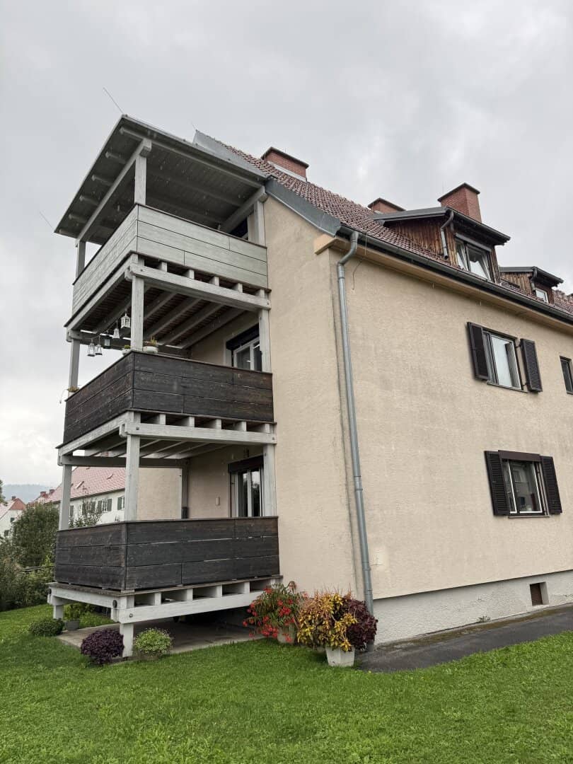 Vollsanierte Dachgeschosswohnung mit Privatgarten