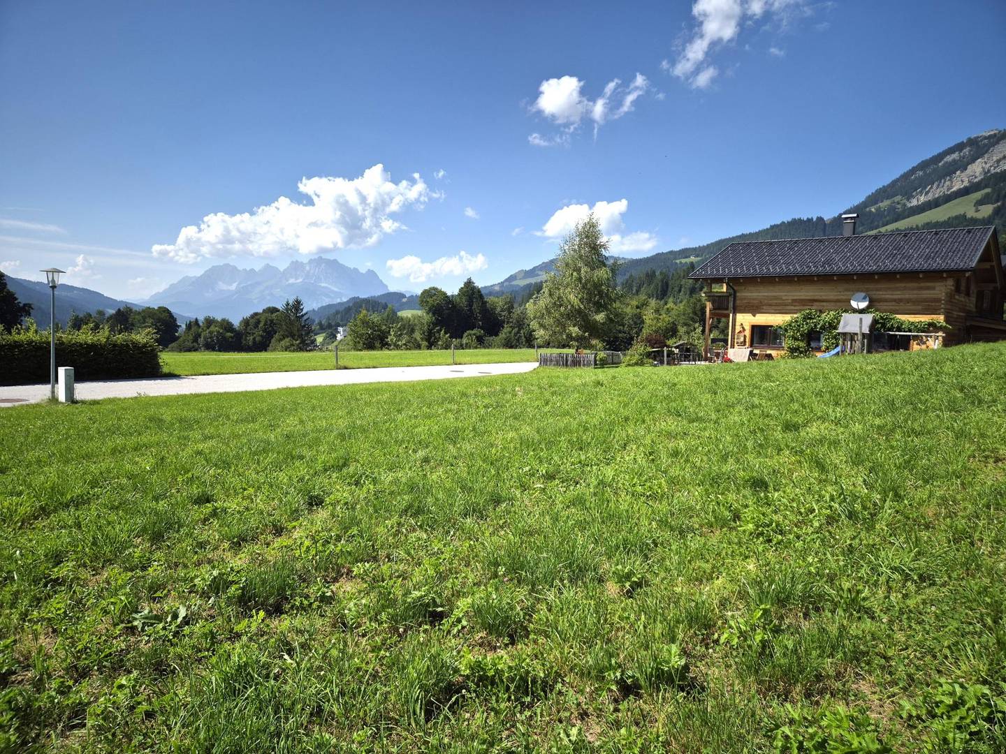 Sonniges Grundstück mit genehmigtem Bauplan