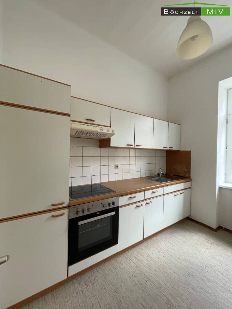 Helle Wohnung in zentraler Lage mit möblierter Küche