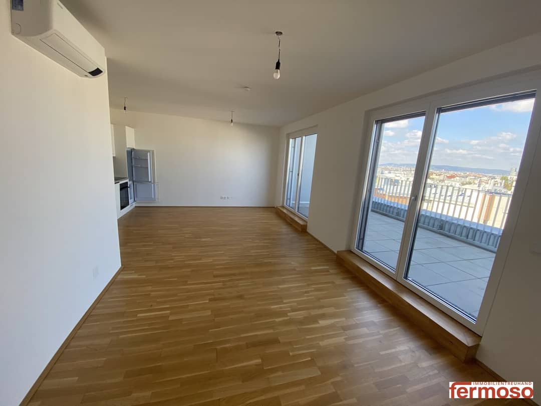 Attic apartment with rooftop terrace and wide view near Laaer Wald