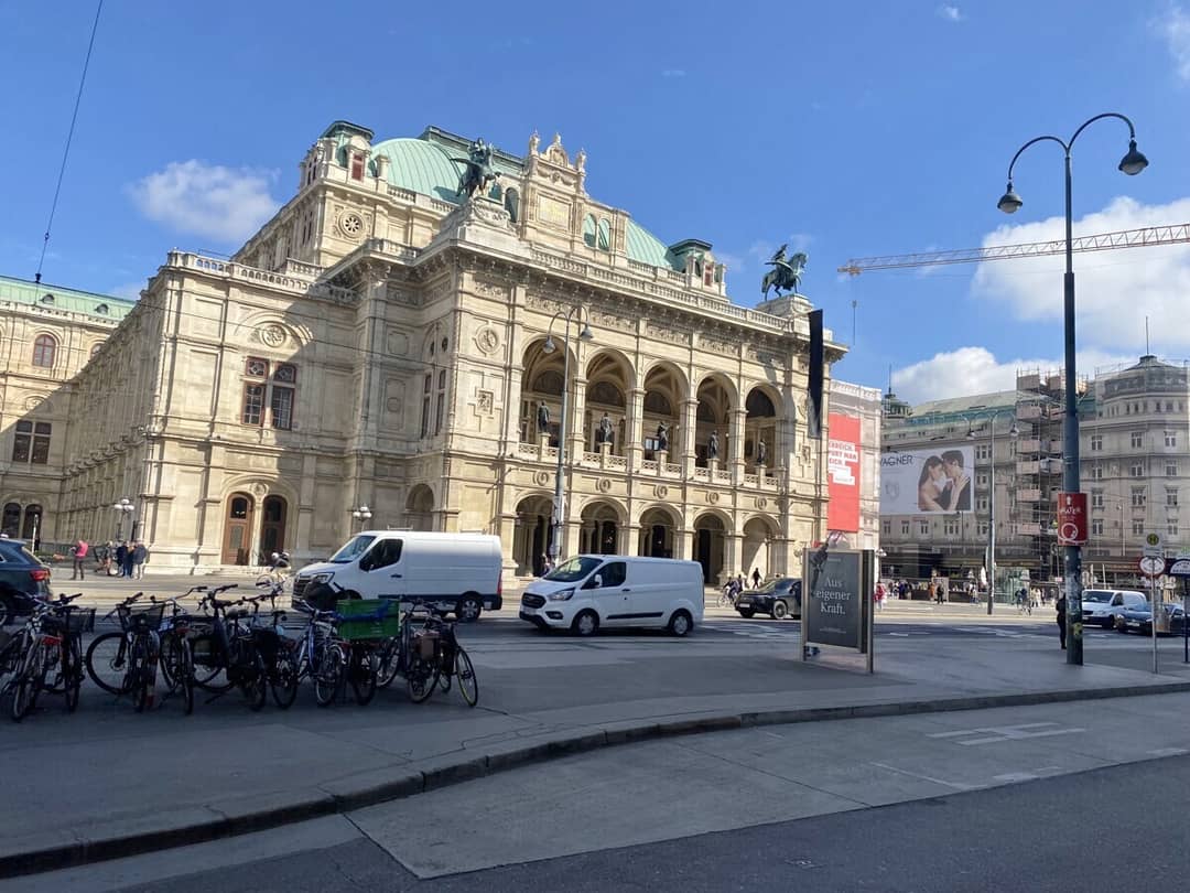 Apartment near the Opera with bright rooms