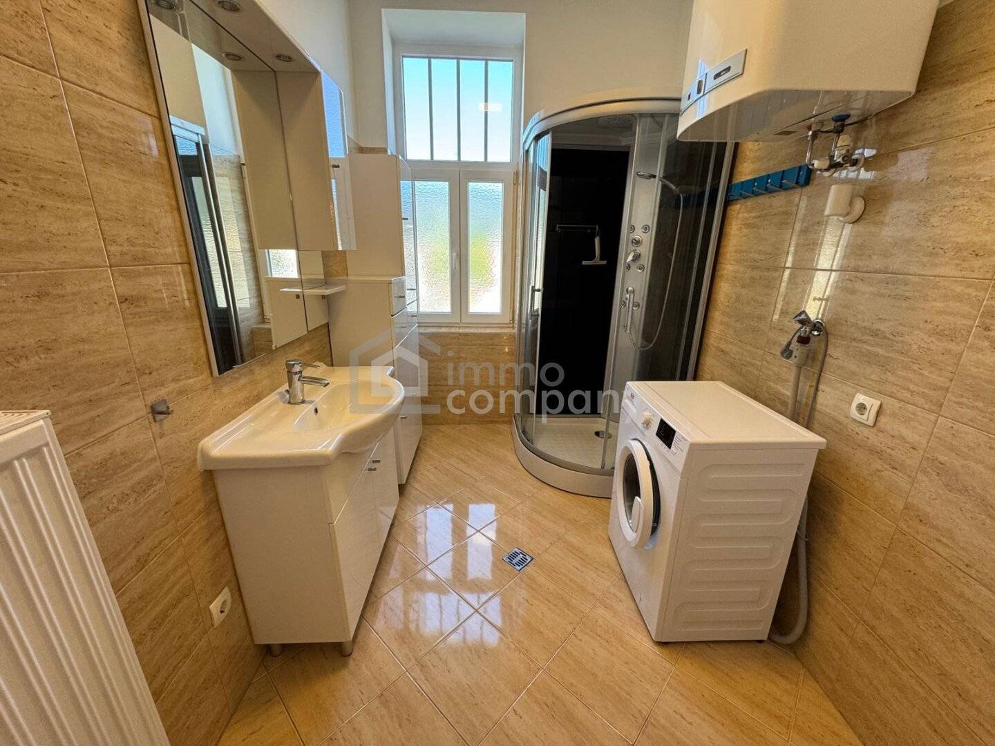 Altbauwohnung mit Terrasse und hohen Decken