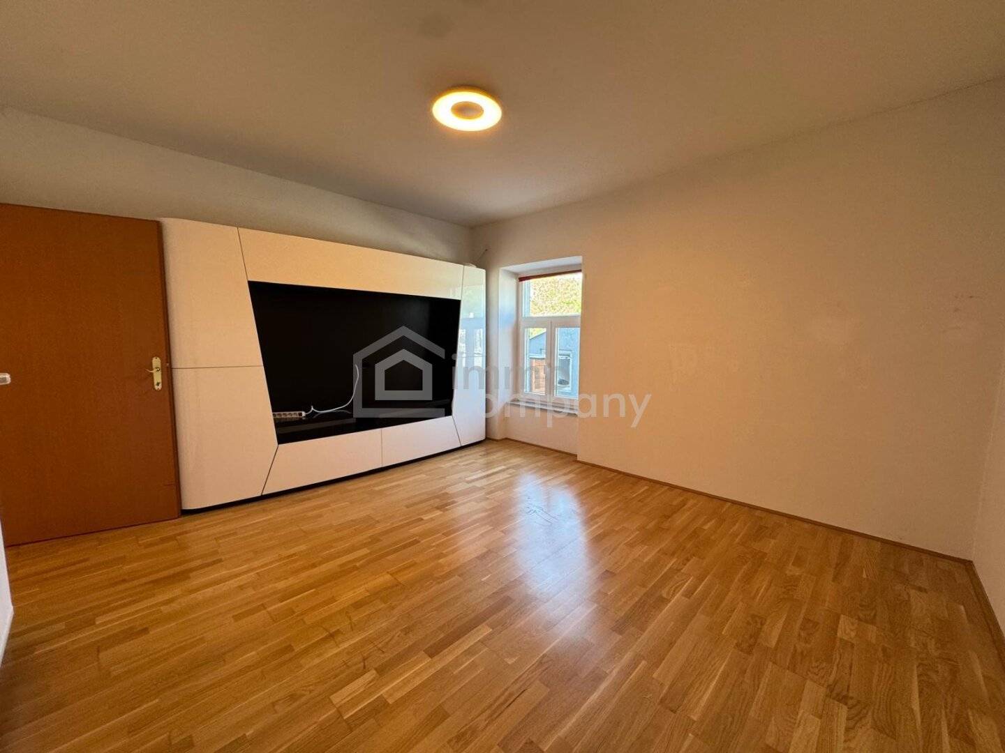 Altbauwohnung mit Terrasse und hohen Decken