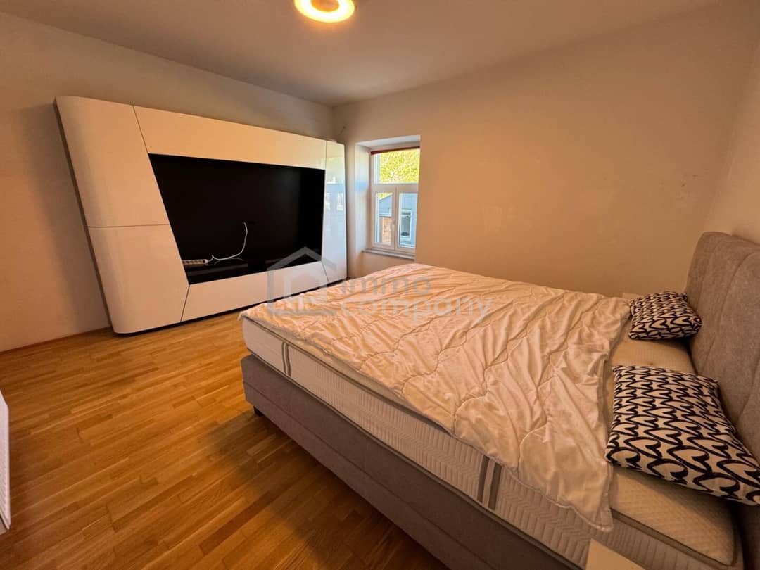 Altbauwohnung mit Terrasse und hohen Decken