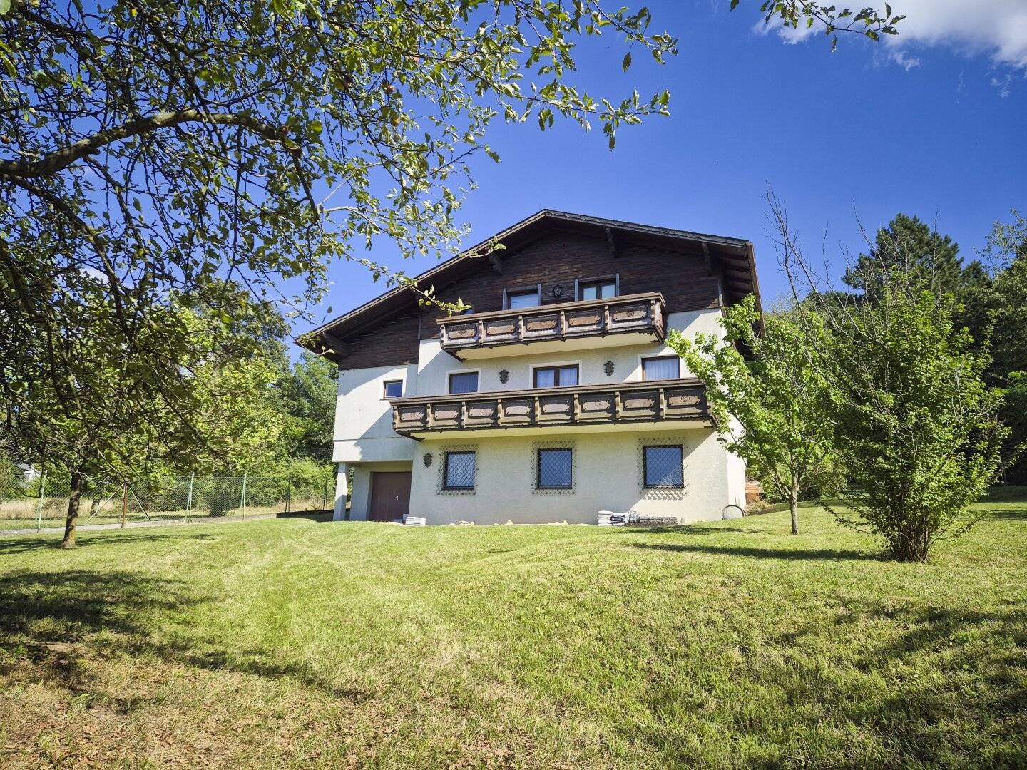 Viel Raum zum Leben – großzügiges Zweifamilienhaus mit weitläufigem Garten