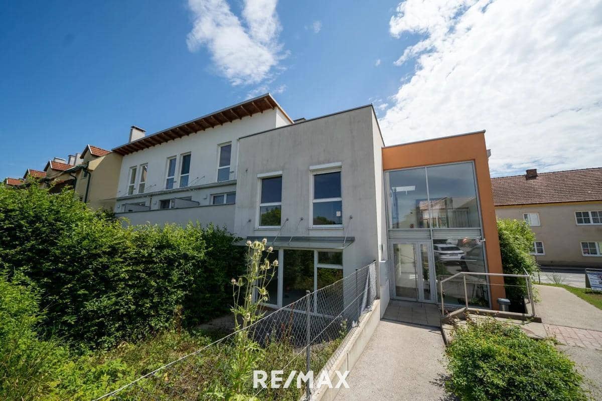 Apartment with garden and terrace in a quiet location two parking spaces