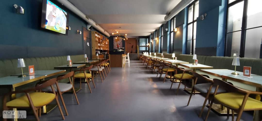 <strong>Top-Restaurant &amp; Bar in Bestlage – komplett eingerichtet und sofort startklar</strong>

<p>Zur Weitergabe gelangt ein <strong>modernes, vollständig ausgestattetes Gastronomielokal</strong> in <strong>absoluter Frequenzlage des 9. Bezirks</strong>, nur wenige Schritte vom <strong>Ersten Bezirk </strong>entfernt.<br />
Dieses stilvolle Objekt überzeugt durch seine großzügige Raumaufteilung, hochwertige Ausstattung und vielseitige Nutzungsmöglichkeiten – ideal für Gastronomen mit Vision.</p>

<p> </p>

<p><strong>Highlights des Objekts</strong></p>

<ul>
	<li><strong>Erstklassige Lage</strong> mit perfekter öffentlicher Anbindung (U2, Straßenbahnen, Busse)</li>
	<li>In unmittelbarer Nähe zu <strong>Universitäten, Hotels und Bürogebäuden</strong> – hoher Gästezustrom garantiert</li>
	<li><strong>Großer Gastgarten (2023 erneuert)</strong> mit ca. <strong>60 Sitzplätzen</strong> und einladendem Ambiente im Freien</li>
	<li><strong>Innenbereich mit rund 80 Sitzplätzen</strong></li>
	<li><strong>Gesamtfläche ca. 260 m²</strong>, aufgeteilt auf:
	<ul>
		<li>Hauptraum: ca. <strong>100 m²</strong></li>
		<li>Nebenräume: ca. <strong>26 m²</strong> und <strong>28 m²</strong></li>
	</ul>
	</li>
	<li><strong>Parkmöglichkeiten</strong> in der Umgebung – eine Seltenheit im Stadtzentrum</li>
	<li><strong>Aufrechte Betriebsanlagengenehmigung</strong> vorhanden</li>
	<li><strong>2023 umfassend renoviert:</strong> neues Interieur, Möbel im Innen- und Außenbereich, modernisierte Küche und Bar</li>
	<li><strong>Voll ausgestattete Küche und Bar</strong> – betriebsbereit ohne zusätzliche Investitionen</li>
	<li><strong>Zwei separate Nebenräume</strong>, ideal für <strong>Private Dining</strong>, <strong>Geburtstage</strong>, <strong>Weihnachtsfeiern</strong> oder <strong>Firmenevents</strong></li>
</ul>

<p> </p>

<p><strong>Betriebszeiten</strong></p>

<ul>
	<li><strong>Montag bis Freitag:</strong> 10:00 – 00:00 Uhr</li>
	<li><strong>Samstag &amp; Sonntag:</strong> 10:00 – 02:00 Uhr</li>
</ul>

<p>Diese Zeiten lassen sich flexibel an das gewünschte Gastronomiekonzept anpassen.</p>

<p> </p>

<p><strong>Nutzung &amp; Konzeptmöglichkeiten</strong></p>

<p>Ob <strong>Restaurant</strong>, <strong>Bar</strong>, <strong>Lounge</strong>, <strong>Café</strong> oder <strong>Eventlocation</strong> – die räumliche Gestaltung ermöglicht eine Vielzahl an Konzepten.<br />
Die Kombination aus zentraler Lage, hochwertiger Ausstattung und attraktivem Außenbereich schafft ideale Voraussetzungen für ein erfolgreiches Gastronomieprojekt in einer der gefragtesten Gegenden Wiens.</p>

<p> </p>

<p><strong>Besonderheiten</strong></p>

<ul>
	<li>Voll eingerichtet und sofort betriebsbereit</li>
	<li>Hochwertiges, modernes Ambiente</li>
	<li>Großzügige Außenfläche mit Gastgarten</li>
	<li>Beste Lage mit hoher Passantenfrequenz</li>
</ul>

<p><strong>Miete : € </strong>4.320,- Brutto</p>

<strong>Ablöse nach Anfrage </strong><br /><p><strong>Infrastruktur / Entfernungen</strong></p><p><strong>Gesundheit</strong><br />Arzt <500m<br />Apotheke <500m<br />Klinik <500m<br />Krankenhaus <1.500m<br /><br /><strong>Kinder &amp; Schulen</strong><br />Schule <500m<br />Kindergarten <1.000m<br />Universität <500m<br />Höhere Schule <1.000m<br /><br /><strong>Nahversorgung</strong><br />Supermarkt <500m<br />Bäckerei <500m<br />Einkaufszentrum <2.000m<br /><br /><strong>Sonstige</strong><br />Geldautomat <500m<br />Bank <500m<br />Post <500m<br />Polizei <500m<br /><br /><strong>Verkehr</strong><br />Bus <500m<br />U-Bahn <500m<br />Straßenbahn <500m<br />Bahnhof <500m<br />Autobahnanschluss <3.000m<br /><br /><sub>Angaben Entfernung Luftlinie / Quelle: OpenStreetMap</sub></p><br />